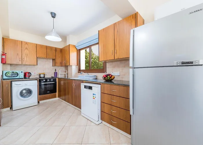 Sarah Вилла Айя-Напа