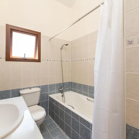 Sarah Αγία Νάπα